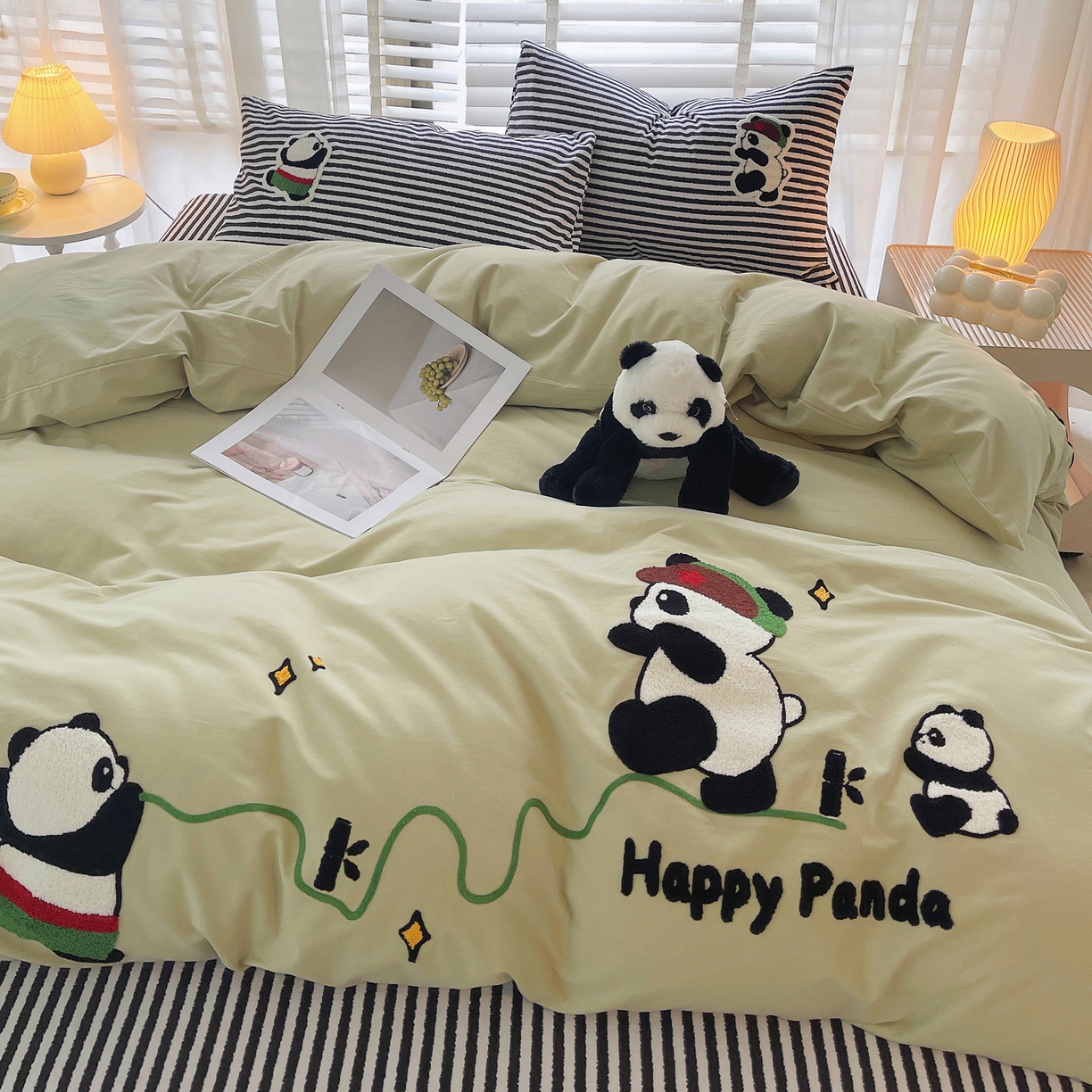 91家纺网 家纺一手货源 找家纺 炫拼家纺 2025新款全棉磨毛卡通贴布绣加厚毛巾绣纯棉四件套-曲奇系列 曲奇-红军熊猫