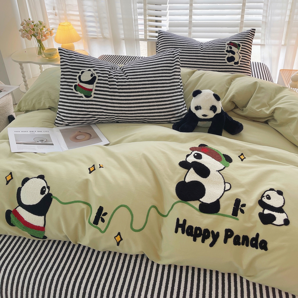 91家纺网 家纺一手货源 找家纺 炫拼家纺 2025新款全棉磨毛卡通贴布绣加厚毛巾绣纯棉四件套-曲奇系列 曲奇-红军熊猫