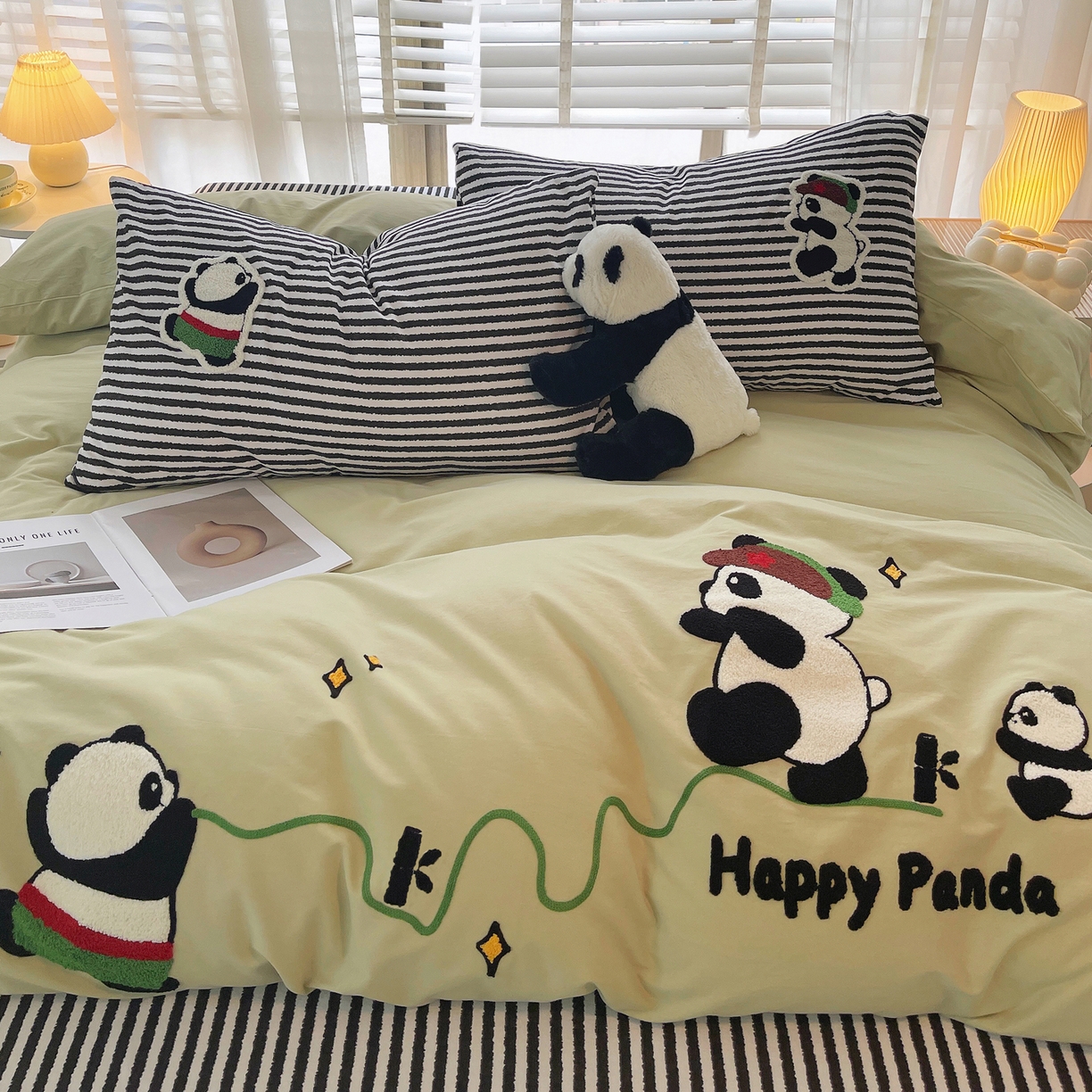 91家纺网 家纺一手货源 找家纺 炫拼家纺 2025新款全棉磨毛卡通贴布绣加厚毛巾绣纯棉四件套-曲奇系列 曲奇-红军熊猫