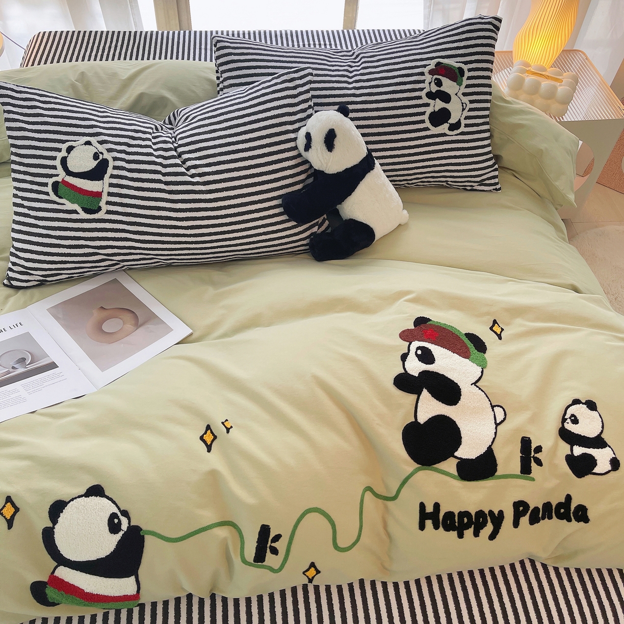 91家纺网 家纺一手货源 找家纺 炫拼家纺 2025新款全棉磨毛卡通贴布绣加厚毛巾绣纯棉四件套-曲奇系列 曲奇-红军熊猫