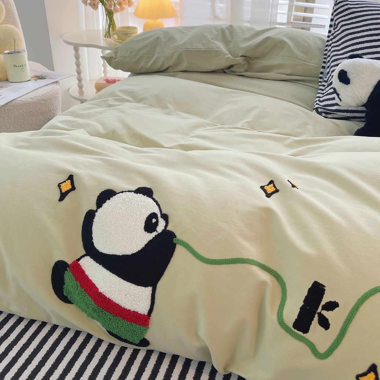 91家纺网 家纺一手货源 找家纺 炫拼家纺 2025新款全棉磨毛卡通贴布绣加厚毛巾绣纯棉四件套-曲奇系列 曲奇-红军熊猫