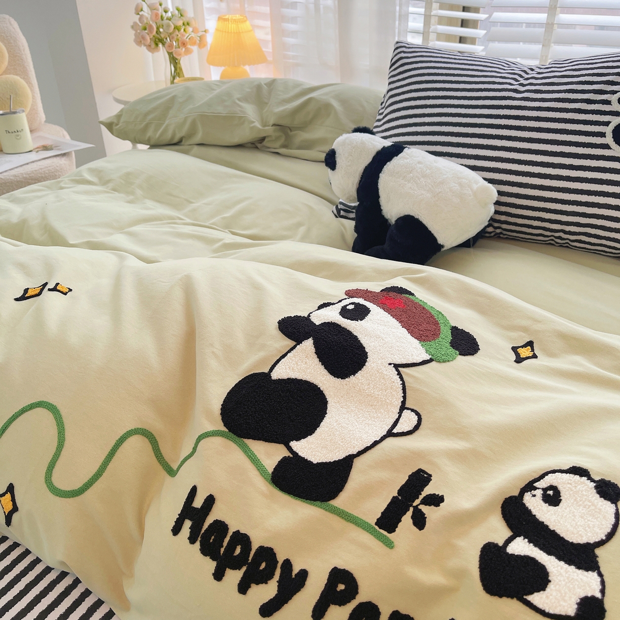 91家纺网 家纺一手货源 找家纺 炫拼家纺 2025新款全棉磨毛卡通贴布绣加厚毛巾绣纯棉四件套-曲奇系列 曲奇-红军熊猫