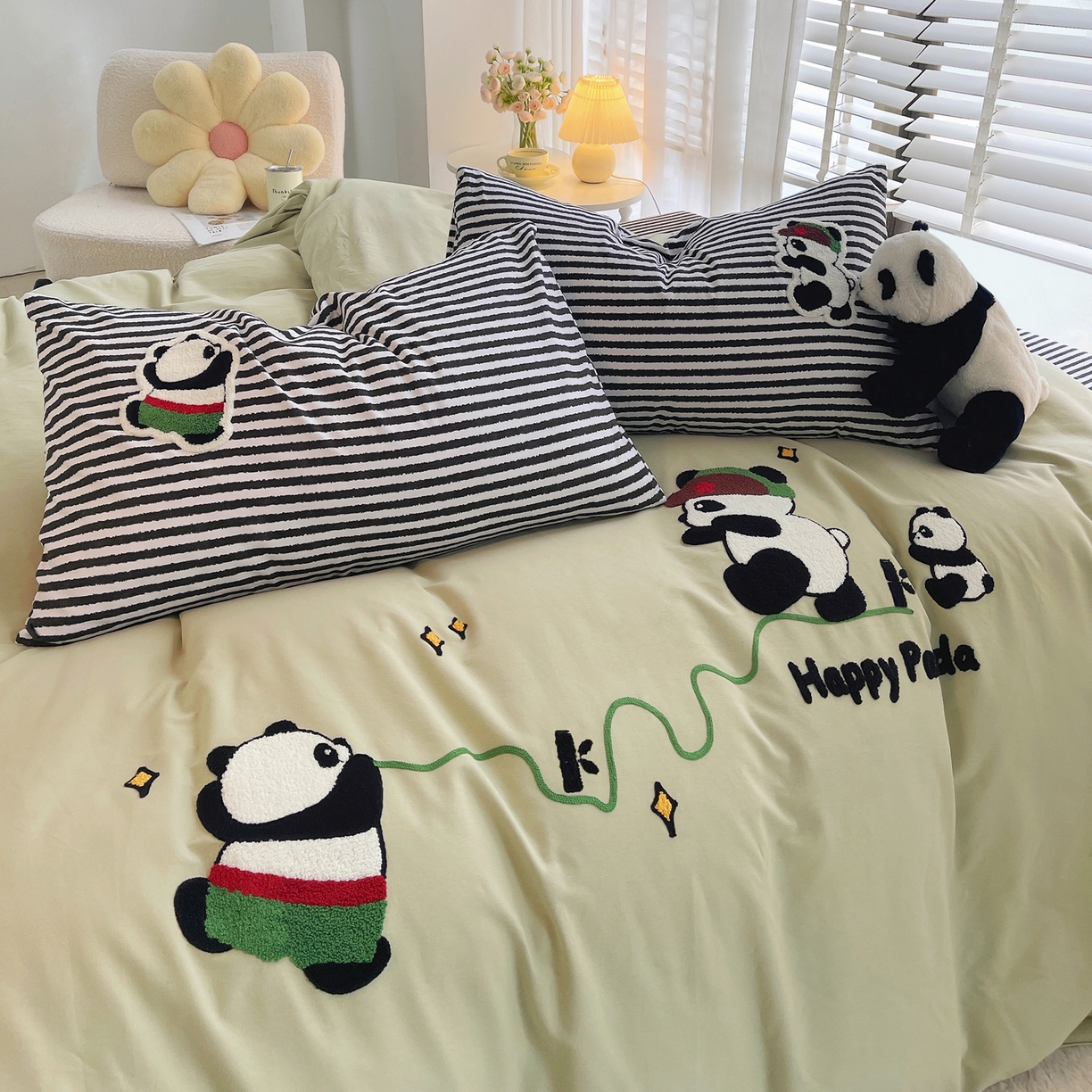 91家纺网 家纺一手货源 找家纺 炫拼家纺 2025新款全棉磨毛卡通贴布绣加厚毛巾绣纯棉四件套-曲奇系列 曲奇-红军熊猫