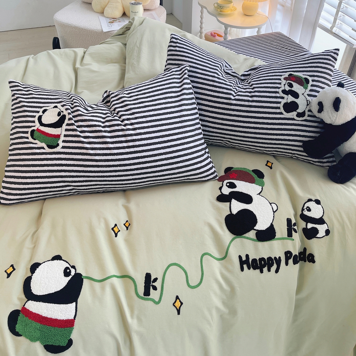 91家纺网 家纺一手货源 找家纺 炫拼家纺 2025新款全棉磨毛卡通贴布绣加厚毛巾绣纯棉四件套-曲奇系列 曲奇-红军熊猫