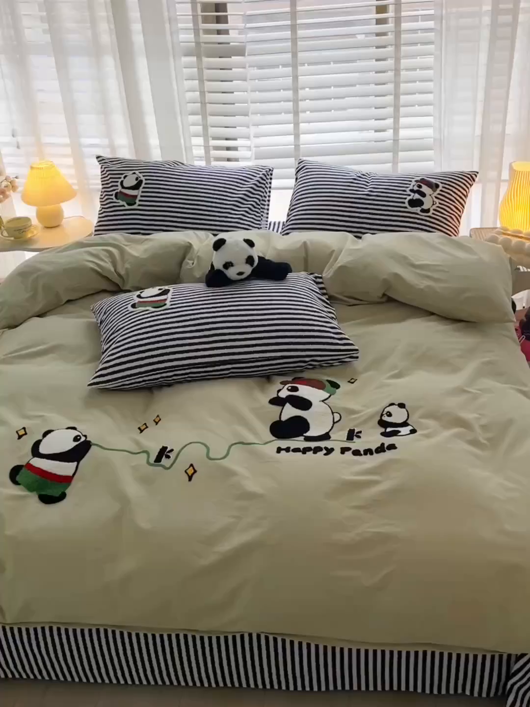 91家纺网 家纺一手货源 找家纺 炫拼家纺 2025新款全棉磨毛卡通贴布绣加厚毛巾绣纯棉四件套-曲奇系列 曲奇-红军熊猫
