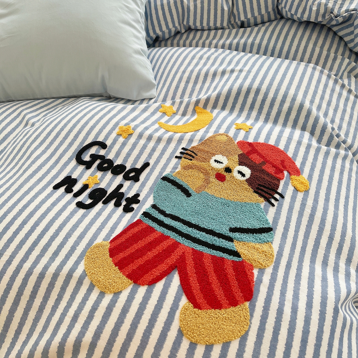 91家纺网 家纺一手货源 找家纺 炫拼家纺 2025新款全棉磨毛卡通贴布绣加厚毛巾绣纯棉四件套-曲奇系列 曲奇-晚安猫