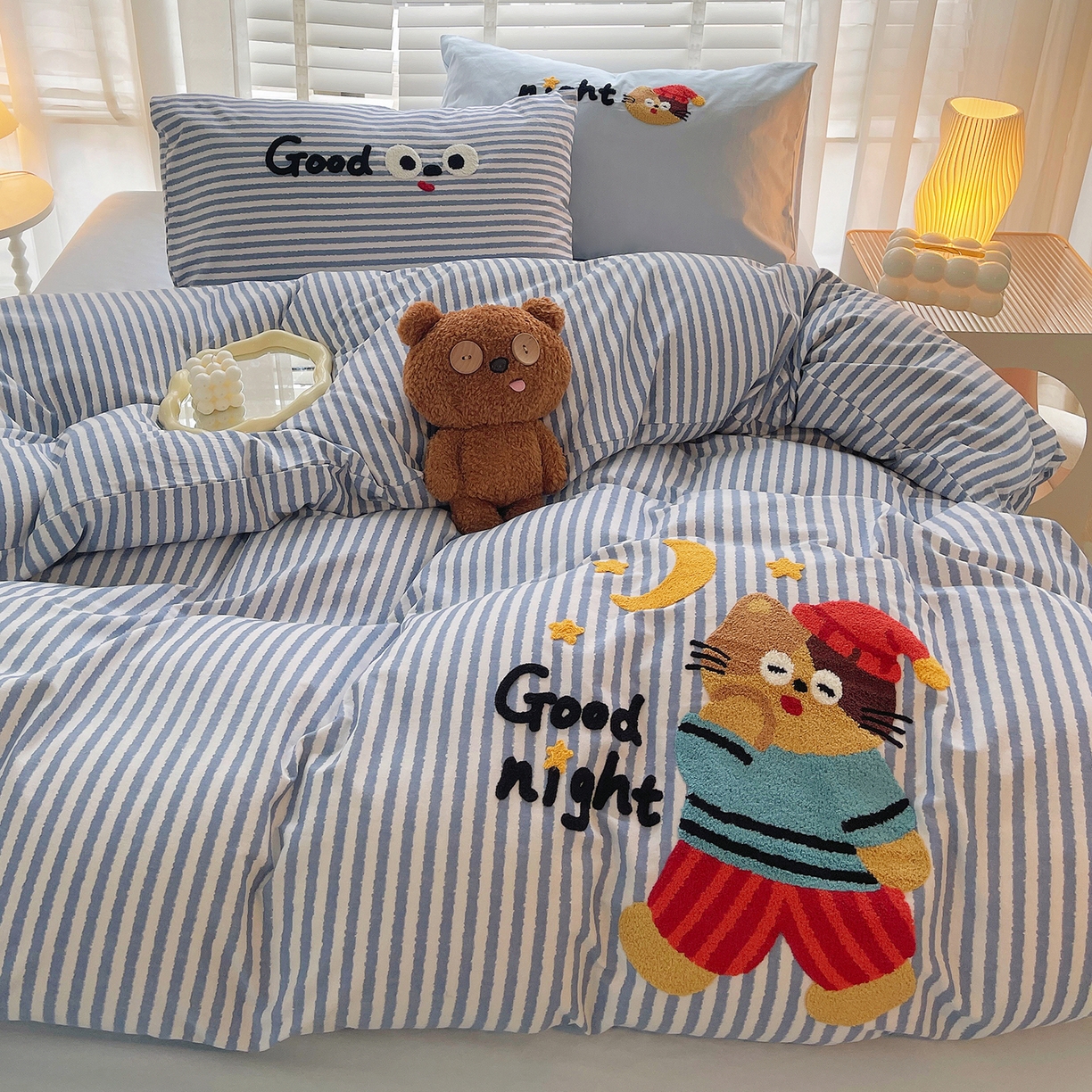 91家纺网 家纺一手货源 找家纺 炫拼家纺 2025新款全棉磨毛卡通贴布绣加厚毛巾绣纯棉四件套-曲奇系列 曲奇-晚安猫