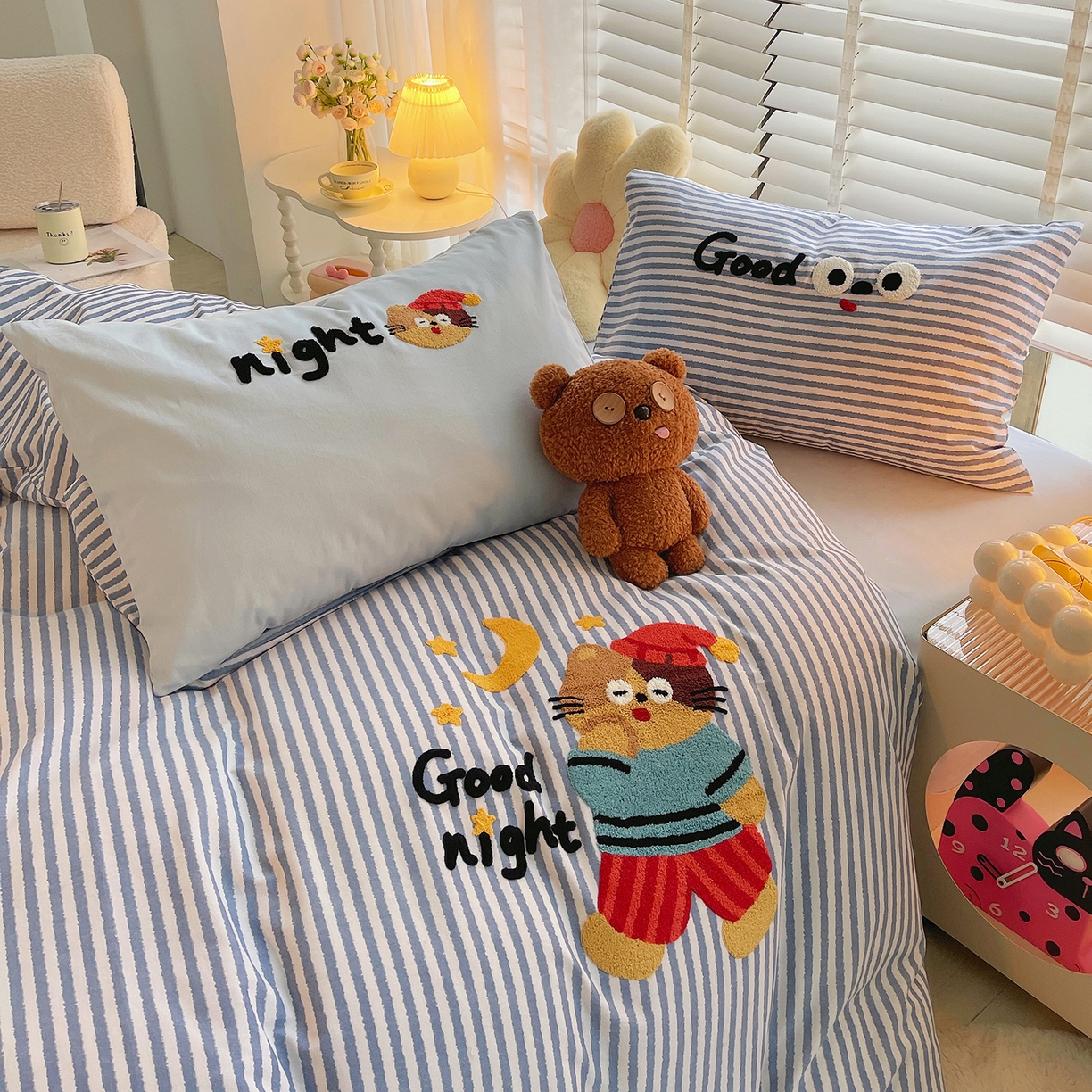 91家纺网 家纺一手货源 找家纺 炫拼家纺 2025新款全棉磨毛卡通贴布绣加厚毛巾绣纯棉四件套-曲奇系列 曲奇-晚安猫