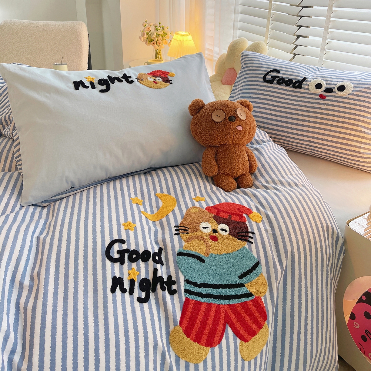 91家纺网 家纺一手货源 找家纺 炫拼家纺 2025新款全棉磨毛卡通贴布绣加厚毛巾绣纯棉四件套-曲奇系列 曲奇-晚安猫