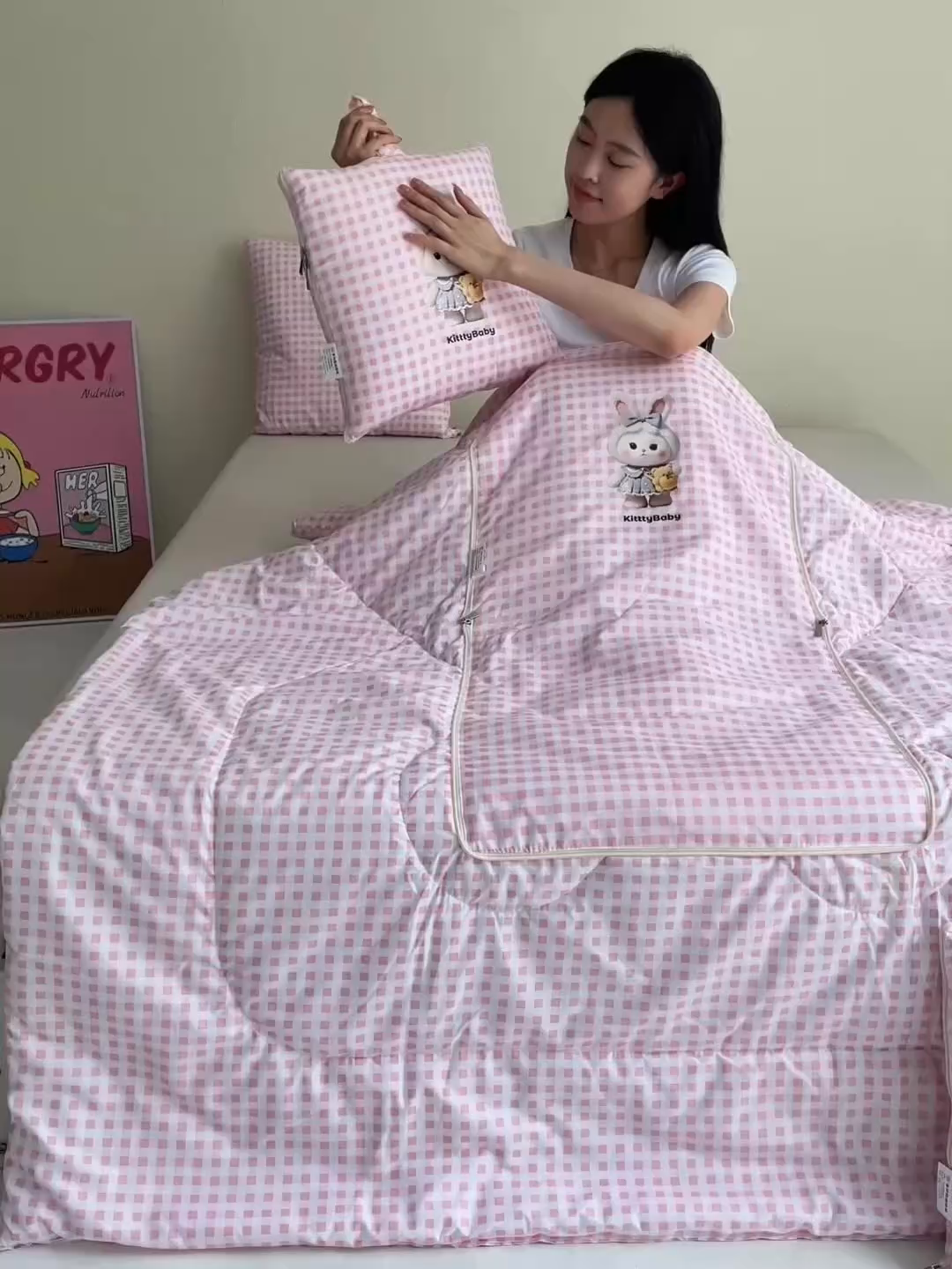 91家纺网 家纺一手货源 找家纺 （总）2025新款无印风手提款开心兔系列抱枕被