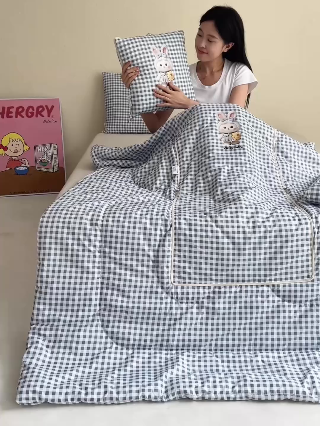 91家纺网 家纺一手货源 找家纺 （总）2025新款无印风手提款开心兔系列抱枕被