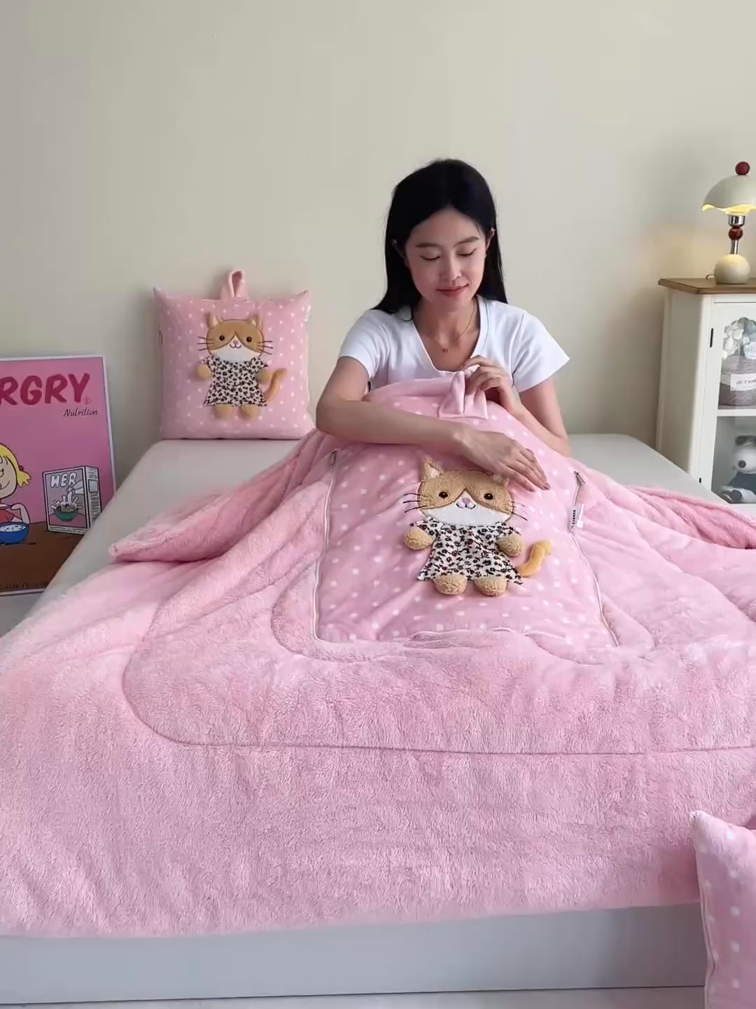 91家纺网 家纺一手货源 找家纺 （总）2025新款加厚款立体手提波斯猫系列抱枕被