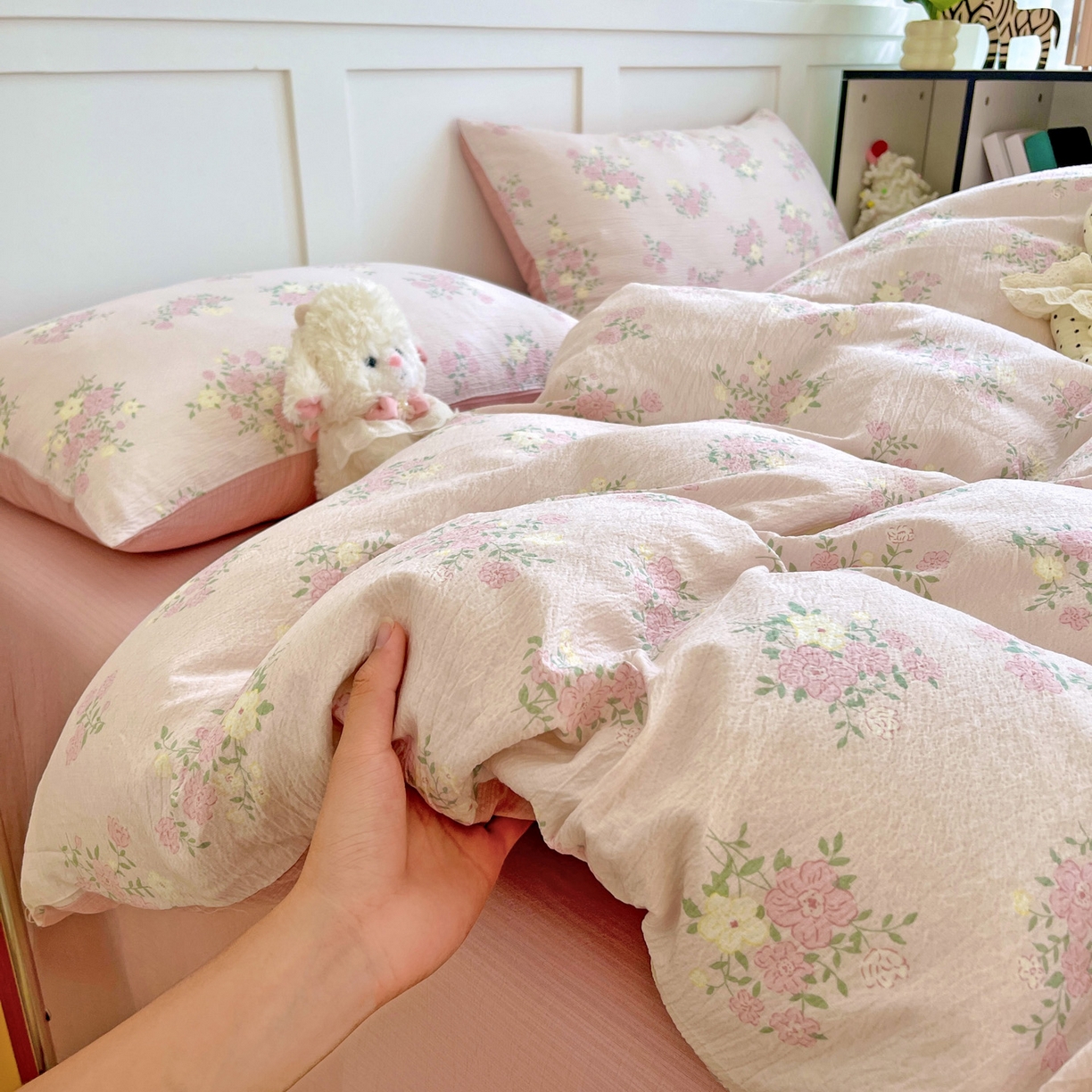 91家纺网 家纺一手货源 找家纺 王朝国际 2025新款爆款云感亚麻有氧双层纱皱皱双层纱四件套 花樱梦