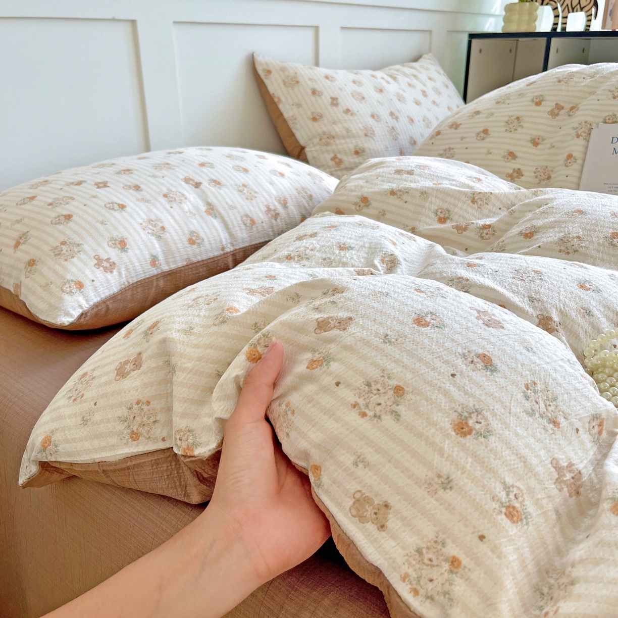 91家纺网 家纺一手货源 找家纺 王朝国际 2025新款爆款云感亚麻有氧双层纱皱皱双层纱四件套 咖啡熊