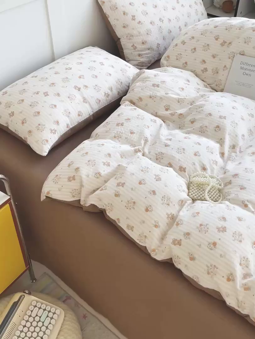 91家纺网 家纺一手货源 找家纺 王朝国际 2025新款爆款云感亚麻有氧双层纱皱皱双层纱四件套 咖啡熊