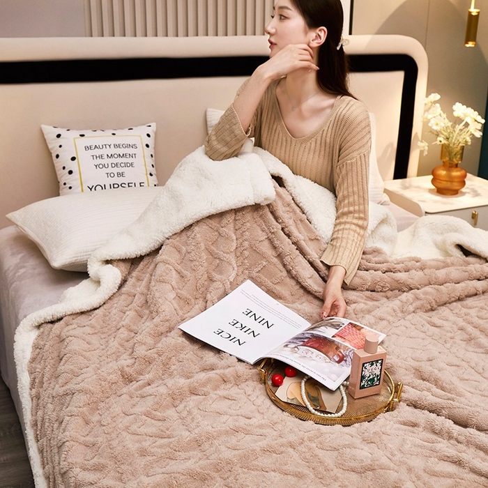 91家纺网 家纺一手货源 找家纺 悦织湾家纺 2025加厚保暖舒棉绒羊羔绒毛毯双面双层宽包边塔芙绒毯子休闲沙发盖毯小被子跨境专供外贸出口可定制 塔芙绒-浅卡其