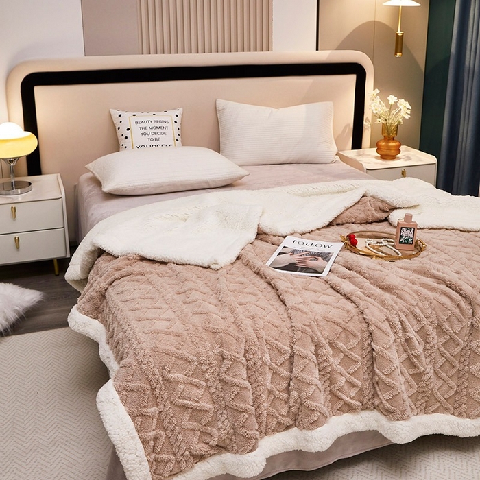 91家纺网 家纺一手货源 找家纺 悦织湾家纺 2025加厚保暖舒棉绒羊羔绒毛毯双面双层宽包边塔芙绒毯子休闲沙发盖毯小被子跨境专供外贸出口可定制 塔芙绒-浅卡其