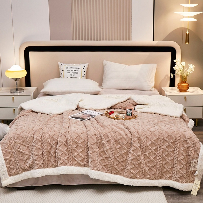 91家纺网 家纺一手货源 找家纺 悦织湾家纺 2025加厚保暖舒棉绒羊羔绒毛毯双面双层宽包边塔芙绒毯子休闲沙发盖毯小被子跨境专供外贸出口可定制 塔芙绒-浅卡其