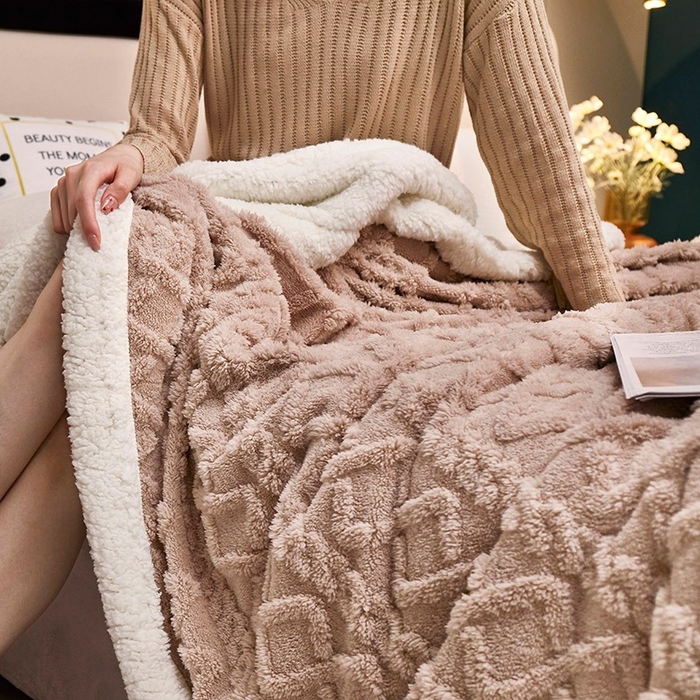 91家纺网 家纺一手货源 找家纺 悦织湾家纺 2025加厚保暖舒棉绒羊羔绒毛毯双面双层宽包边塔芙绒毯子休闲沙发盖毯小被子跨境专供外贸出口可定制 塔芙绒-浅卡其
