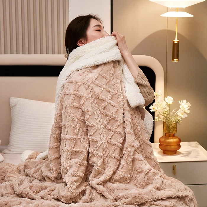 91家纺网 家纺一手货源 找家纺 悦织湾家纺 2025加厚保暖舒棉绒羊羔绒毛毯双面双层宽包边塔芙绒毯子休闲沙发盖毯小被子跨境专供外贸出口可定制 塔芙绒-浅卡其