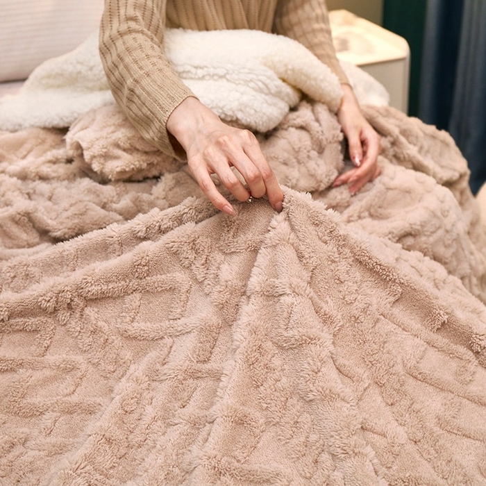 91家纺网 家纺一手货源 找家纺 悦织湾家纺 2025加厚保暖舒棉绒羊羔绒毛毯双面双层宽包边塔芙绒毯子休闲沙发盖毯小被子跨境专供外贸出口可定制 塔芙绒-浅卡其