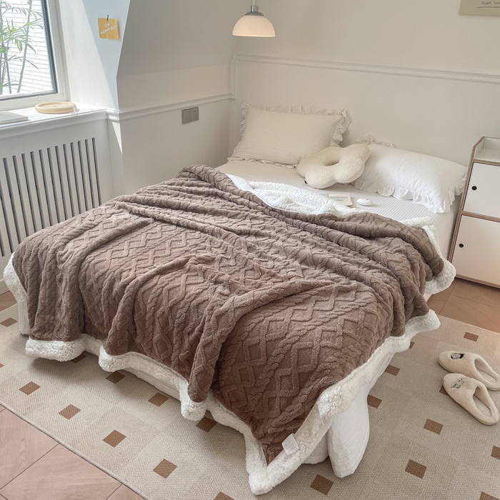 91家纺网 家纺一手货源 找家纺 悦织湾家纺 2025加厚保暖舒棉绒羊羔绒毛毯双面双层宽包边塔芙绒毯子休闲沙发盖毯小被子跨境专供外贸出口可定制 塔夫绒-咖