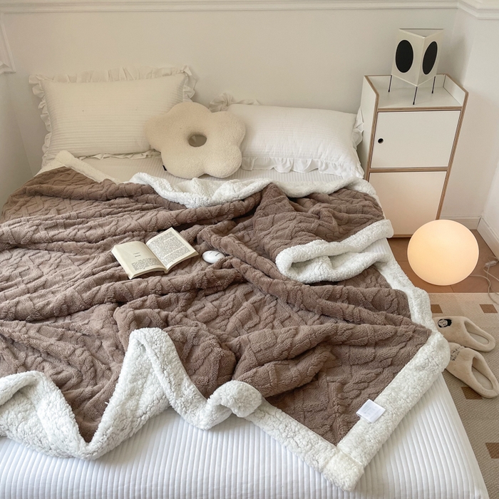 91家纺网 家纺一手货源 找家纺 悦织湾家纺 2025加厚保暖舒棉绒羊羔绒毛毯双面双层宽包边塔芙绒毯子休闲沙发盖毯小被子跨境专供外贸出口可定制 塔夫绒-咖