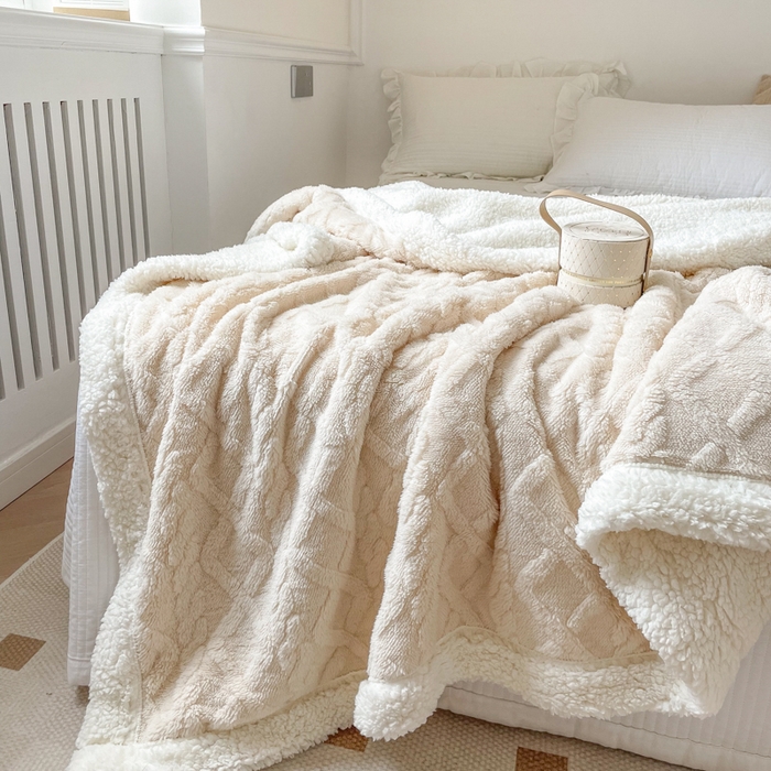 91家纺网 家纺一手货源 找家纺 悦织湾家纺 2025加厚保暖舒棉绒羊羔绒毛毯双面双层宽包边塔芙绒毯子休闲沙发盖毯小被子跨境专供外贸出口可定制 塔夫绒-奶白
