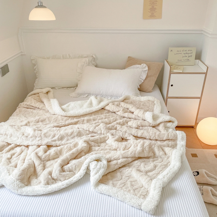 91家纺网 家纺一手货源 找家纺 悦织湾家纺 2025加厚保暖舒棉绒羊羔绒毛毯双面双层宽包边塔芙绒毯子休闲沙发盖毯小被子跨境专供外贸出口可定制 塔夫绒-奶白