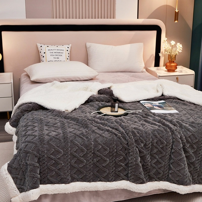 91家纺网 家纺一手货源 找家纺 悦织湾家纺 2025加厚保暖舒棉绒羊羔绒毛毯双面双层宽包边塔芙绒毯子休闲沙发盖毯小被子跨境专供外贸出口可定制 塔芙绒-深空灰