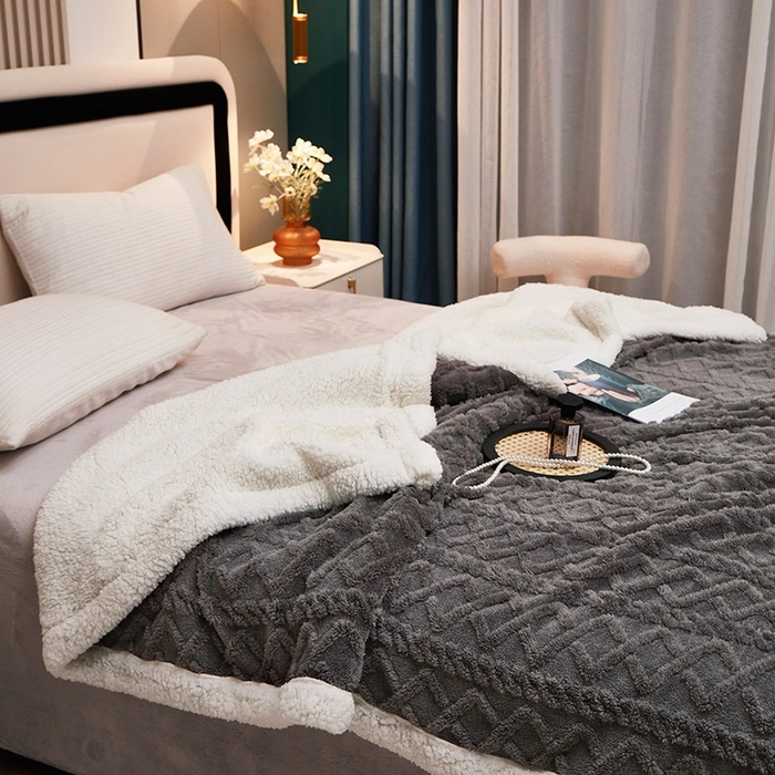 91家纺网 家纺一手货源 找家纺 悦织湾家纺 2025加厚保暖舒棉绒羊羔绒毛毯双面双层宽包边塔芙绒毯子休闲沙发盖毯小被子跨境专供外贸出口可定制 塔芙绒-深空灰