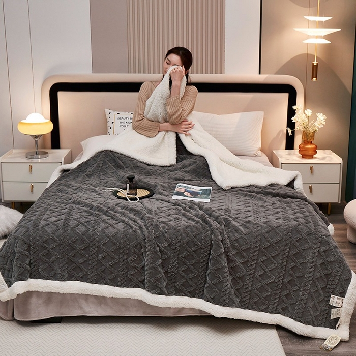 91家纺网 家纺一手货源 找家纺 悦织湾家纺 2025加厚保暖舒棉绒羊羔绒毛毯双面双层宽包边塔芙绒毯子休闲沙发盖毯小被子跨境专供外贸出口可定制 塔芙绒-深空灰