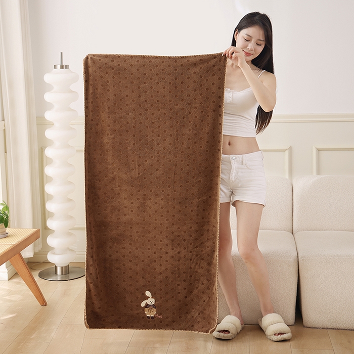 91家纺网 家纺一手货源 找家纺 朴尔家纺-毛巾被 2025新款趣趣多毛巾绣勾边珊瑚绒速吸速干毛巾浴巾 浴巾开朗兔-咖 70x140cm