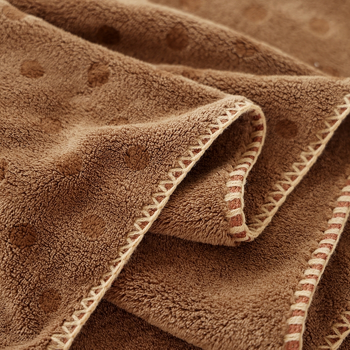 91家纺网 家纺一手货源 找家纺 朴尔家纺-毛巾被 2025新款趣趣多毛巾绣勾边珊瑚绒速吸速干毛巾浴巾 浴巾开朗兔-咖 70x140cm