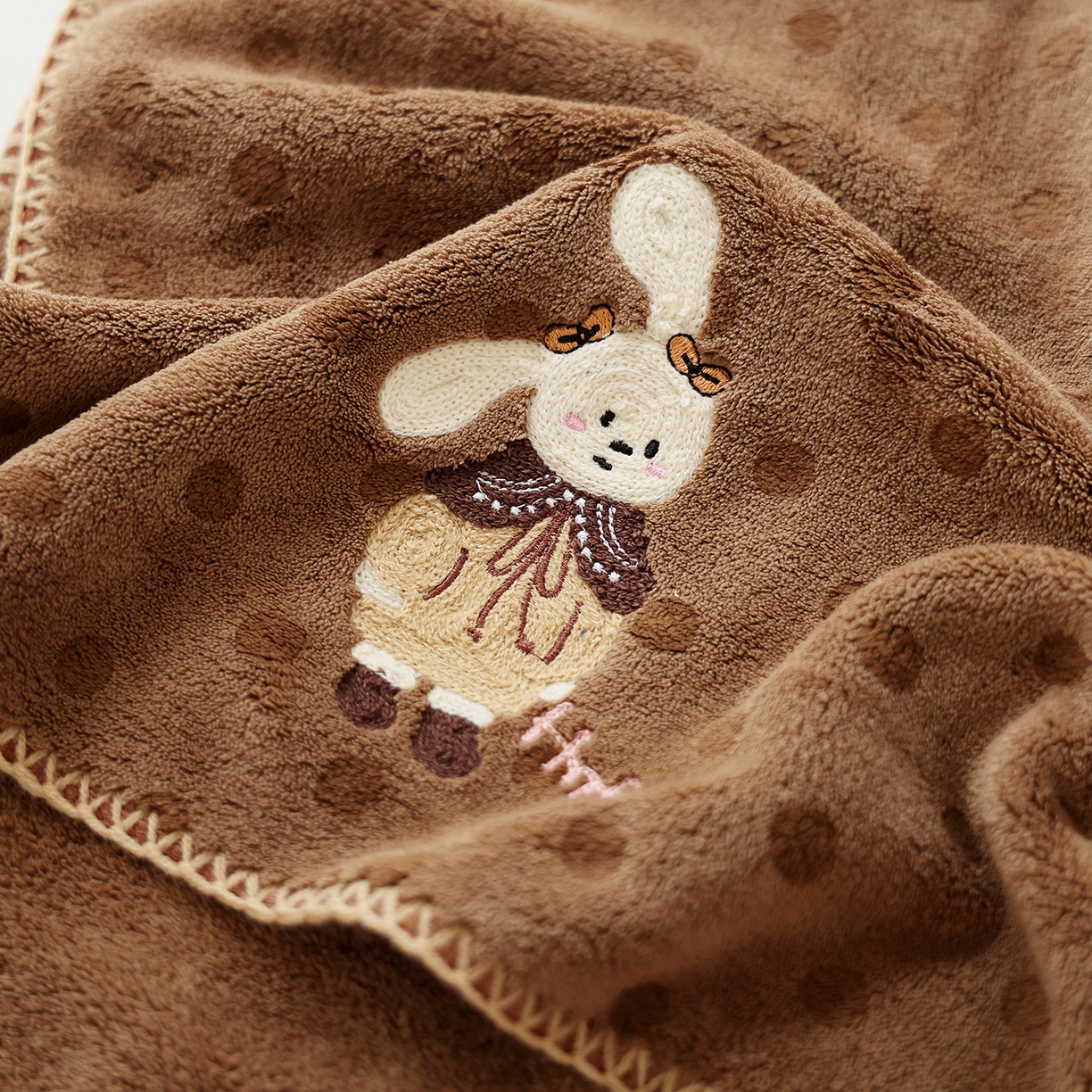 91家纺网 家纺一手货源 找家纺 朴尔家纺-毛巾被 2025新款趣趣多毛巾绣勾边珊瑚绒速吸速干毛巾浴巾 毛巾开朗兔-咖 35x75cm