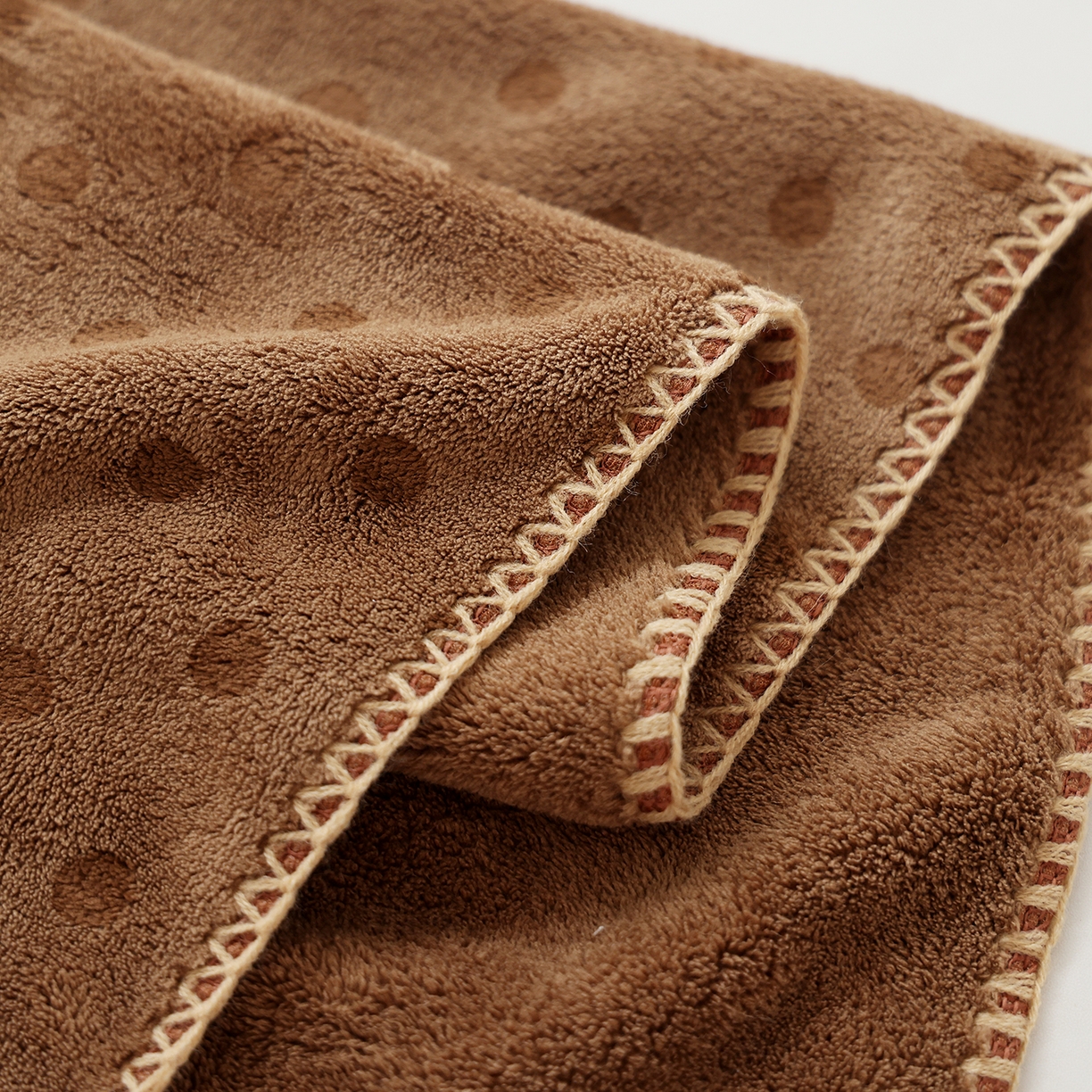 91家纺网 家纺一手货源 找家纺 朴尔家纺-毛巾被 2025新款趣趣多毛巾绣勾边珊瑚绒速吸速干毛巾浴巾 毛巾开朗兔-咖 35x75cm