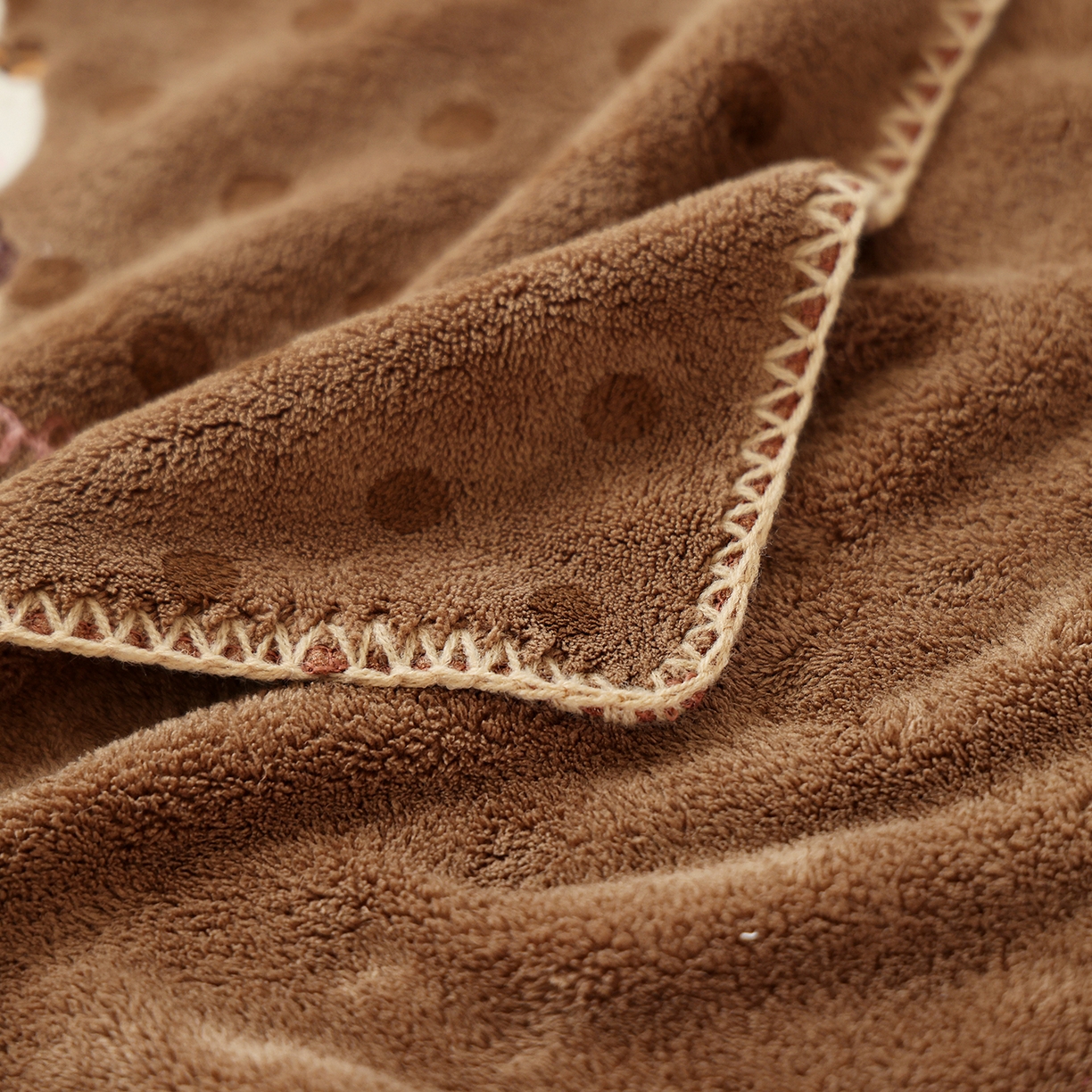 91家纺网 家纺一手货源 找家纺 朴尔家纺-毛巾被 2025新款趣趣多毛巾绣勾边珊瑚绒速吸速干毛巾浴巾 毛巾开朗兔-咖 35x75cm