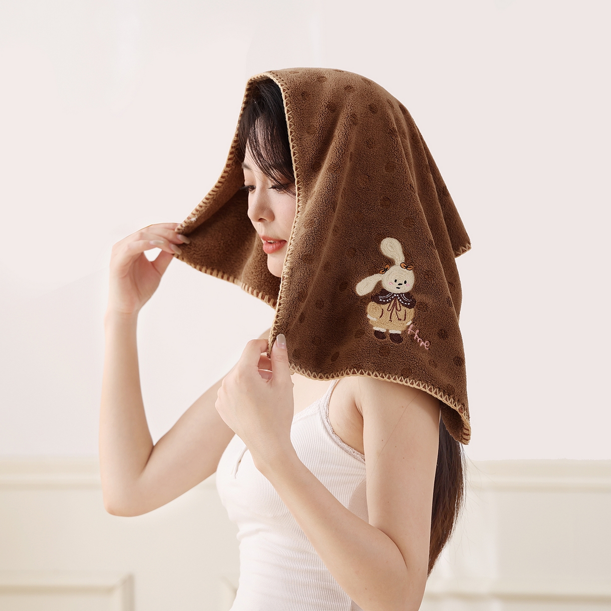 91家纺网 家纺一手货源 找家纺 朴尔家纺-毛巾被 2025新款趣趣多毛巾绣勾边珊瑚绒速吸速干毛巾浴巾 毛巾开朗兔-咖 35x75cm