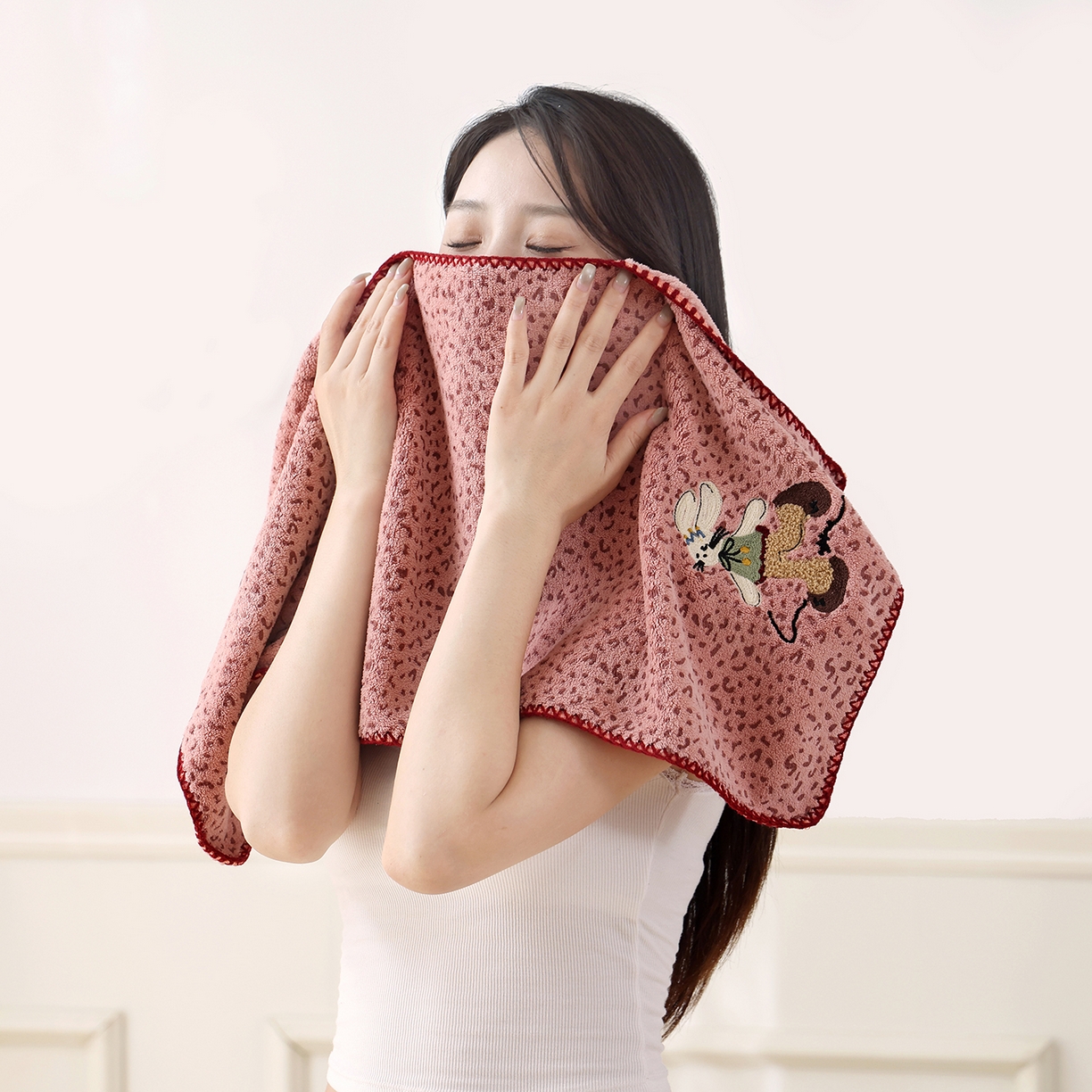 91家纺网 家纺一手货源 找家纺 朴尔家纺-毛巾被 2025新款趣趣多毛巾绣勾边珊瑚绒速吸速干毛巾浴巾 毛巾恋心兔-粉 35x75cm