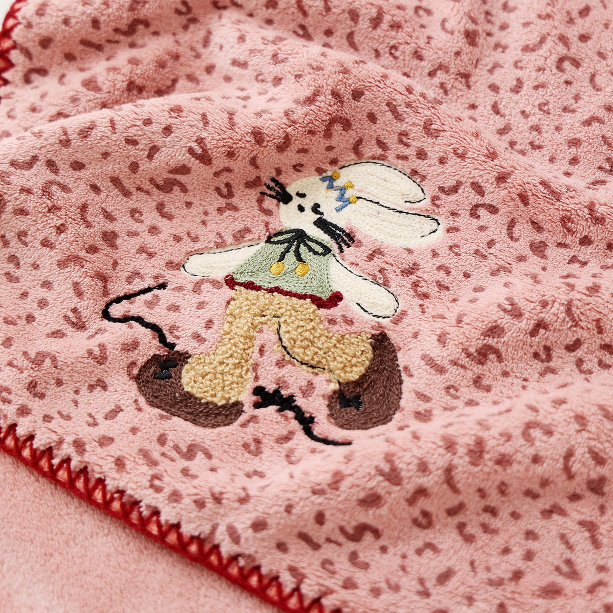 91家纺网 家纺一手货源 找家纺 朴尔家纺-毛巾被 2025新款趣趣多毛巾绣勾边珊瑚绒速吸速干毛巾浴巾 毛巾恋心兔-粉 35x75cm