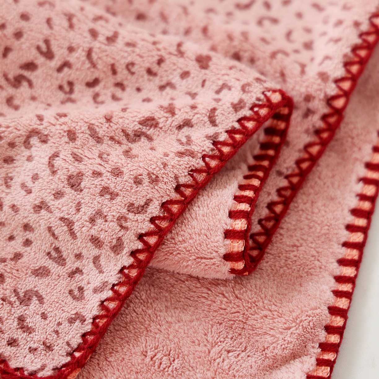 91家纺网 家纺一手货源 找家纺 朴尔家纺-毛巾被 2025新款趣趣多毛巾绣勾边珊瑚绒速吸速干毛巾浴巾 毛巾恋心兔-粉 35x75cm
