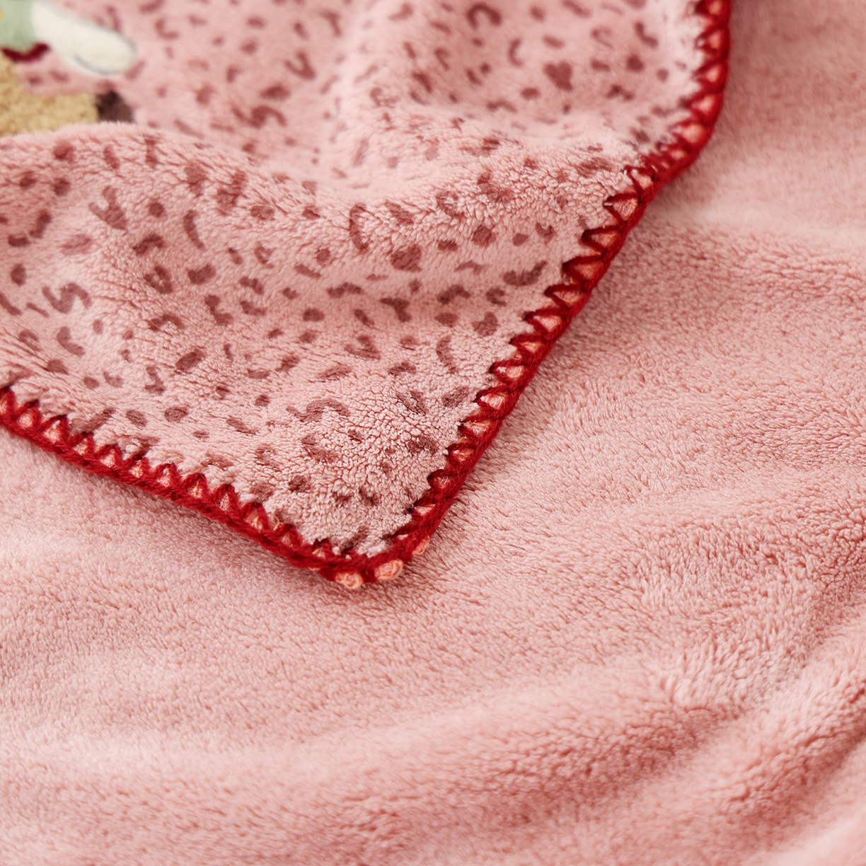 91家纺网 家纺一手货源 找家纺 朴尔家纺-毛巾被 2025新款趣趣多毛巾绣勾边珊瑚绒速吸速干毛巾浴巾 毛巾恋心兔-粉 35x75cm
