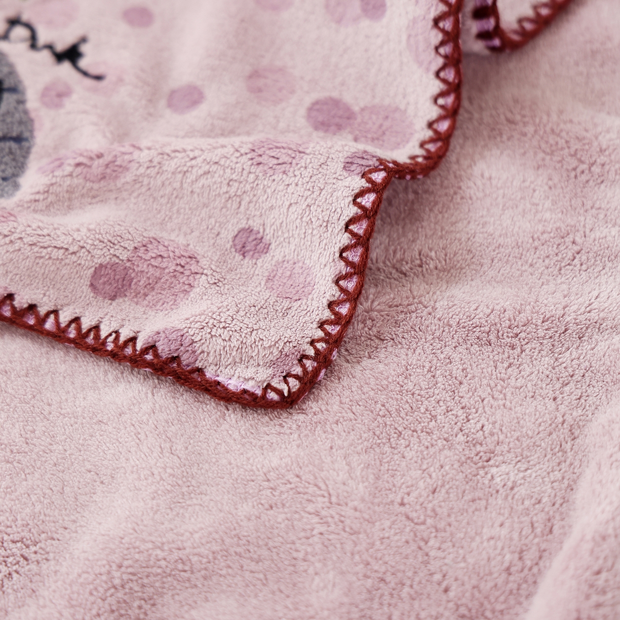 91家纺网 家纺一手货源 找家纺 朴尔家纺-毛巾被 2025新款趣趣多毛巾绣勾边珊瑚绒速吸速干毛巾浴巾 毛巾慢慢鸭-紫 35x75cm