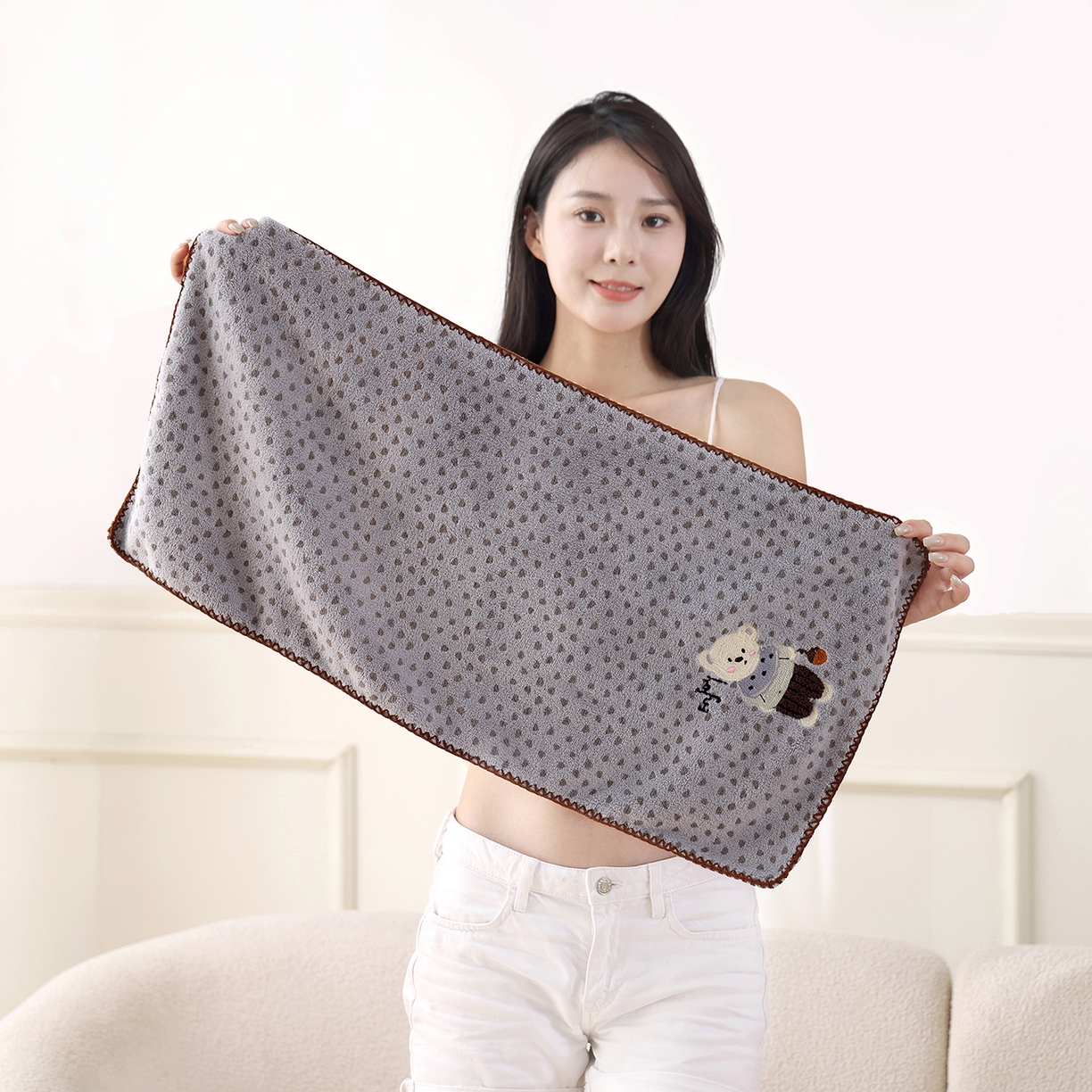 91家纺网 家纺一手货源 找家纺 朴尔家纺-毛巾被 2025新款趣趣多毛巾绣勾边珊瑚绒速吸速干毛巾浴巾 毛巾毛衣熊-灰 35x75cm