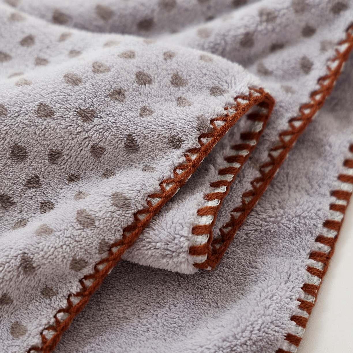 91家纺网 家纺一手货源 找家纺 朴尔家纺-毛巾被 2025新款趣趣多毛巾绣勾边珊瑚绒速吸速干毛巾浴巾 毛巾毛衣熊-灰 35x75cm
