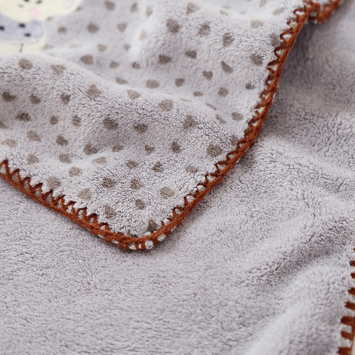 91家纺网 家纺一手货源 找家纺 朴尔家纺-毛巾被 2025新款趣趣多毛巾绣勾边珊瑚绒速吸速干毛巾浴巾 毛巾毛衣熊-灰 35x75cm