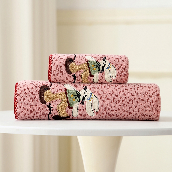 91家纺网 家纺一手货源 找家纺 朴尔家纺-毛巾被 2025新款趣趣多毛巾绣勾边珊瑚绒速吸速干毛巾浴巾 浴巾恋心兔-粉 70x140cm