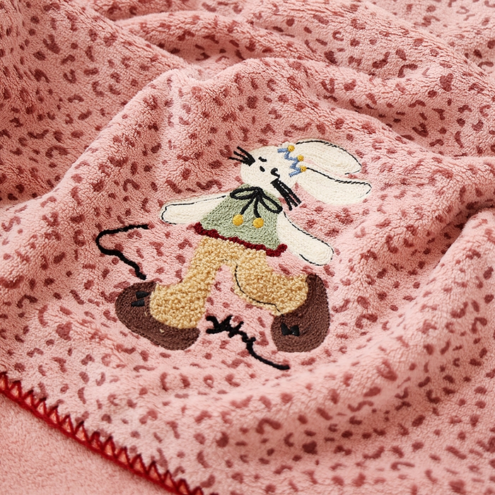 91家纺网 家纺一手货源 找家纺 朴尔家纺-毛巾被 2025新款趣趣多毛巾绣勾边珊瑚绒速吸速干毛巾浴巾 浴巾恋心兔-粉 70x140cm