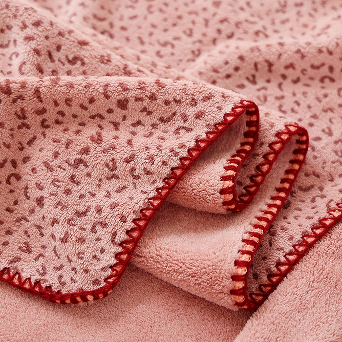 91家纺网 家纺一手货源 找家纺 朴尔家纺-毛巾被 2025新款趣趣多毛巾绣勾边珊瑚绒速吸速干毛巾浴巾 浴巾恋心兔-粉 70x140cm