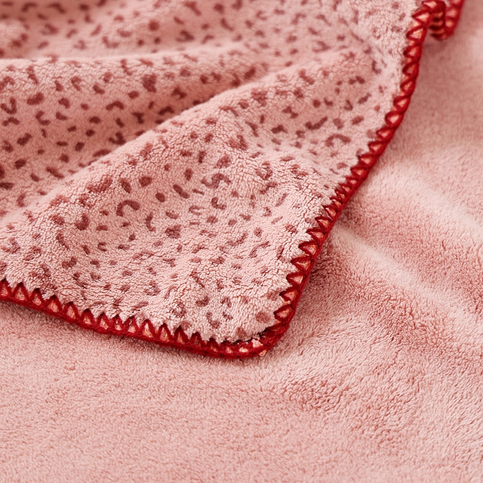 91家纺网 家纺一手货源 找家纺 朴尔家纺-毛巾被 2025新款趣趣多毛巾绣勾边珊瑚绒速吸速干毛巾浴巾 浴巾恋心兔-粉 70x140cm